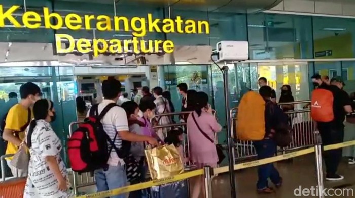 Penumpang memadati Bandara Sultan Thaha Jambi.