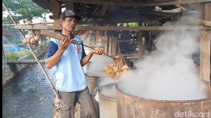 Perajin ketupat air tanjut Tasikmalaya kebanjiran order jelang Lebaran.