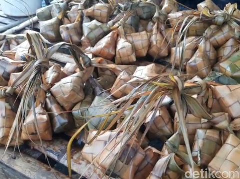 Perajin ketupat air tanjut Tasikmalaya kebanjiran order jelang Lebaran.