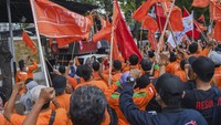 Massa yang tergabung dalam Partai Buruh melakukan unjuk rasa dalam rangka memperingati Hari Buruh Internasional di depan kantor KPU RI, Jakarta Pusat, Minggu (1/5/2022).