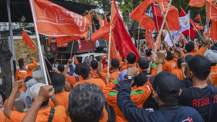 Peringati Hari Buruh, Massa Geruduk Kantor KPU Massa yang tergabung dalam Partai Buruh melakukan unjuk rasa dalam rangka memperingati Hari Buruh Internasional di depan kantor KPU RI, Jakarta Pusat, Minggu (1/5/2022). Dalam aksinya mereka menuntut pemerintah untuk tetap melaksanakan pemilu pada 14 Febuari 2024, meminta pemerintah untuk menurunkan harga bahan pokok serta menolak Omnimbus Law UU Cipta Kerja. ANTARA FOTO/Galih Pradipta/nz