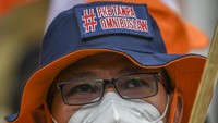 Selain itu, massa juga menolak Omnimbus Law UU Cipta Kerja.