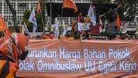 Massa juga meminta pemerintah untuk menurunkan harga bahan pokok.