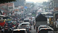 Sementara jalur arteri di beberapa titik Pantura mengalami kemacetan panjang di kedua arahnya. Macet panjang bukan halangan bagi pejuang mudik demi menuju kampung halaman.