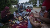 Mudik bukanlah menjadi alasan untuk menggugurkan pahala puasa, banyak dari pemudik memilih tetap berpuasa meski menempuh perjalanan jauh. Rest area di dalam tol juga sempat memberlakukan sistem buka tutup imbas membludaknya warga yang ingin beristirahat sambil berbuka puasa, hingga area taman menjadi tempat pemudik untuk sekedar melepas dahaga.
