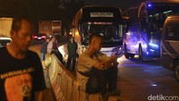 Sesaat menanti, bermain gawai menghilangkan bosan di tengah kemacetan.