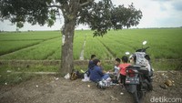 Tidak sedikit pemudik yang membawa anak-anak pulang kampung dengan menggunakan sepeda motor. Istirahat merupakan kunci utama dalam menempuh perjalanan jauh, sebab jika tidak banyak risiko menanti.