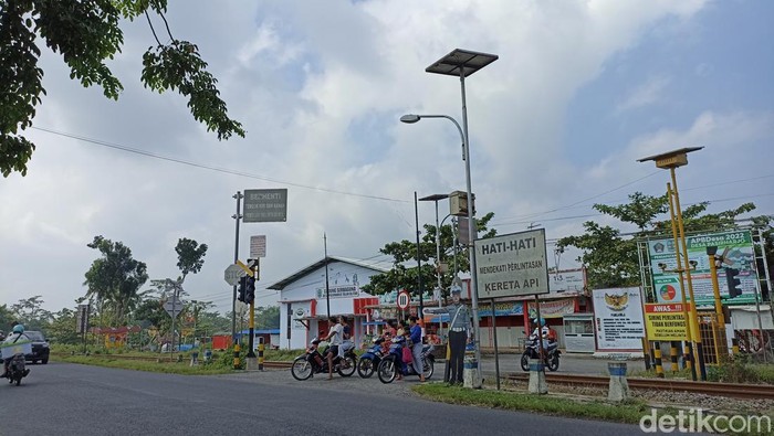 Perlintasan KA di Pasirharjo Blitar yang tidak berpalang pintu.
