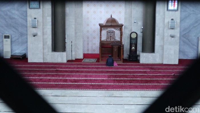 Persiapan Masjid Raya Bandung menyambut Salat Id.