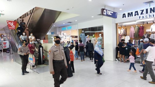 Personel dari Direktorat Pengamanan Objek Vital (Ditpamobvit) Polda NTB menggelar patroli ramadhan berkah di sejumlah pusat keramaian