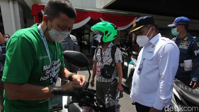 Peserta mudik motor gratis dari Jakarta tiba di Tanjung Perak Surabaya.