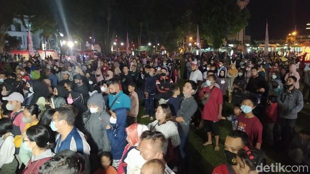 Pesta kembang api menyambut Lebaran di Kota Magelang, Minggu (1/5).