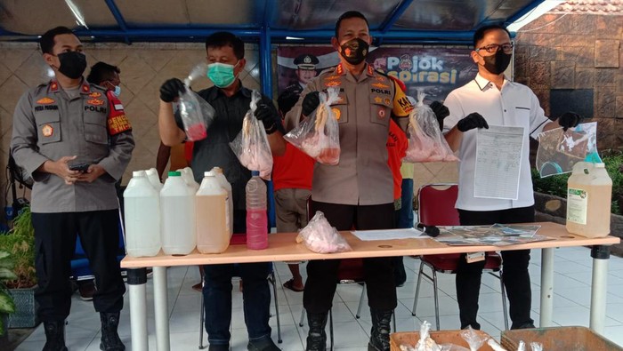 Polisi gerebek lokasi pemotongan ayam berformalin di Tangerang