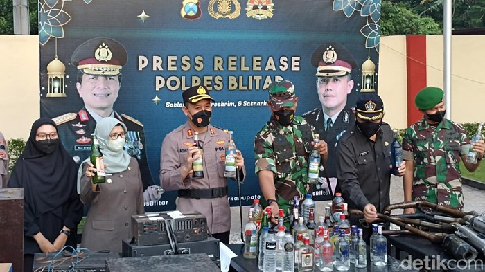Polres Blitar amankan knalpot brong hingga petasan dalam Operasi Pekat Semeru.