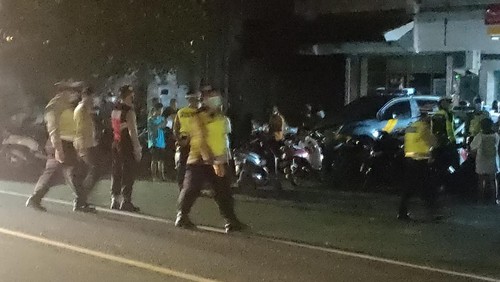 Tim Anti Begal Polresta Denpasar Gelar patroli dan pemeriksaan kendaraan di Jalan Raya Kuta, Kabupaten Badung.