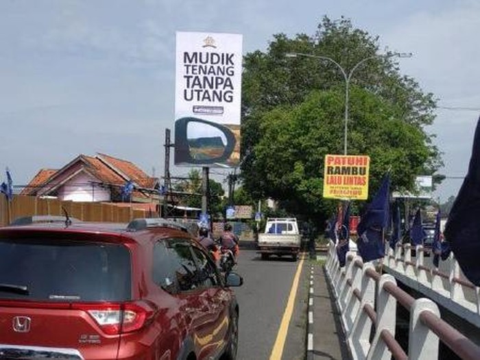 Poster Raksasa Bertebaran, Ingatkan Mudik Jangan Tinggalkan Utang Komunitas masyarakat yang sudah mengalami pahitnya berutang, yang tergabung dalam pengusaha MMC (MTR Miliarder Club) melakukan kampanye, mengajak masyarakat terutama pengusaha agar menjadikan momen mudik lebaran membawa keberkahan.