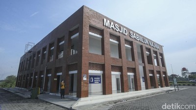 Potret Masjid Tanpa Kubah yang Ikonik di Rest Area Km 389