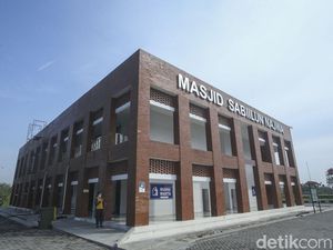 Potret Masjid Tanpa Kubah yang Ikonik di Rest Area Km 389