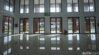 Selain itu juga masjid didesain untuk dapat memaksimalkan cahaya alami.
