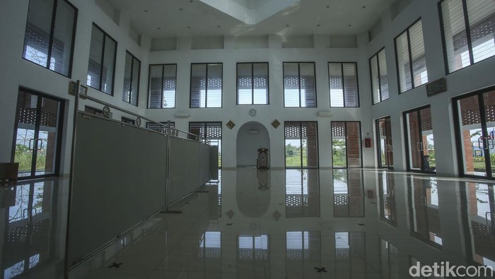 Potret Masjid Tanpa Kubah yang Ikonik di Rest Area Km 389 Masjid Sabiilun Najwa di Rest Area KM 389 B, Tol Batang-Semarang ini begitu ikonik. Tidak seperti masjid pada umumnya, masjid ini tidak menggunakan kubah, Minggu, (1/5/2022).