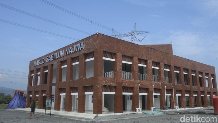 Masjid Sabiilun Najwa di Rest Area KM 389 B, Tol Batang-Semarang ini begitu ikonik. Tidak seperti masjid pada umumnya, masjid ini tidak menggunakan kubah, Minggu, (1/5/2022).