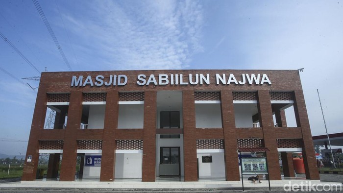 Masjid Sabiilun Najwa di Rest Area KM 389 B, Tol Batang-Semarang ini begitu ikonik. Tidak seperti masjid pada umumnya, masjid ini tidak menggunakan kubah, Minggu, (1/5/2022).