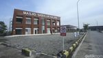 Potret Masjid Tanpa Kubah yang Ikonik di Rest Area Km 389