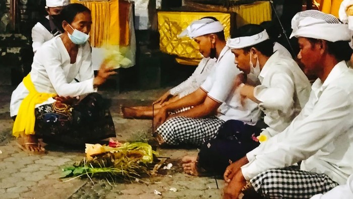 Putu S pembuat konten video pamer kondom di Pura Samuan tiga saat menggelar mecaru dan haturkan bendu piduka di Pura Samuan Tiga