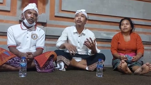 Putu S, pembuat video konten ngalih lonte dengan memamerkan alat kontrasepsi di Pura Samuan Tiga saat meminta maaf