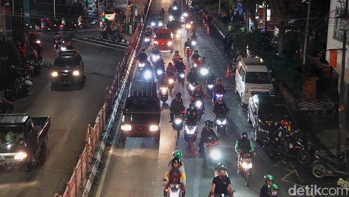 Ruas Jalan Raya Amir Machmud, Kota Cimahi, masih dipadati oleh pemudik