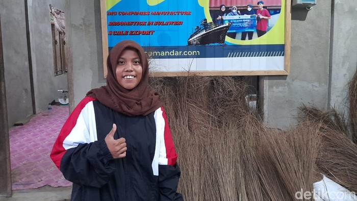 Sadariah, mahasiswi asal Polman yang berhasil mengekspor sapu lidi ke India.