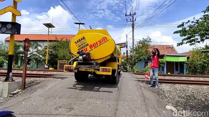 Salah satu perlintasan KA di Lamongan yang dijaga relawan