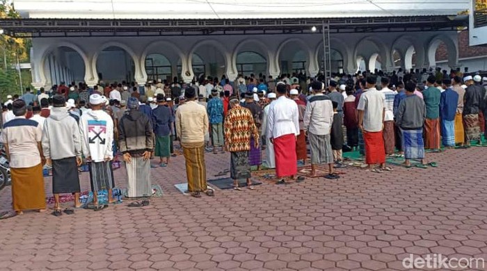 Santri Mahfilud Durror Jember Salat Id lebih awal.