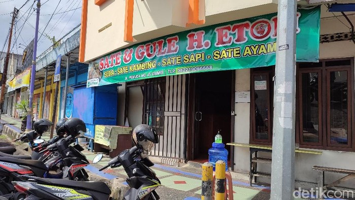 Sate Etom.