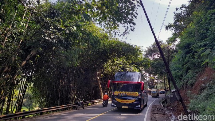 Sebuah tiang penerangan jalan umum (PJU) yang berada di jalan arteri Bandung - Cirebon atau  di kawasan hutan pinus  Cigendel, Kecamatan Pamulihan, Kabupaten Sumedang, nyaris roboh.