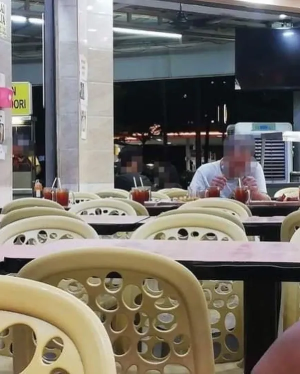 Sedih! Kakek Ini Pesan Makanan untuk 8 Orang Tapi Selalu Makan Sendirian