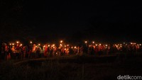 Anak-anak, serta orang tua berjalan beriringan membawa obor, melaksanakan takbir keliling kampung memeriahkan malam takbiran.
