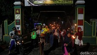 Ratusan jemaah Masjid At-Taufiq melaksanakan takbir keliling kampung menggunakan obor di dusun Ngaran, Margokaton, Seyegan, Sleman, Yogyakarta, Minggu (1/5/2022).