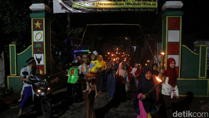 Semarak Takbir Keliling dan Pawai Obor di Yogyakarta Ratusan jamaah Masjid At-Taufiq melaksanakan takbir keliling kampung menggunakan obor di dusun Ngaran, Margokaton, Seyegan, Sleman, Yogyakarta, Minggu (1/5/2022). Sebanyak 400an obor dinyalakan memeriahkan takbir keliling menyambur hari Raya Idul Fitri 1443 H.
