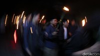 Orang tua dan anak-anak nampak riang menyambut lebaran esok.