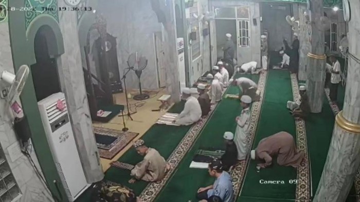 Seorang jemaah masjid di Banjarmasin, Kalsel meninggal dunia saat melaksanakan salat dalam keadaan sujud viral di media sosial.
