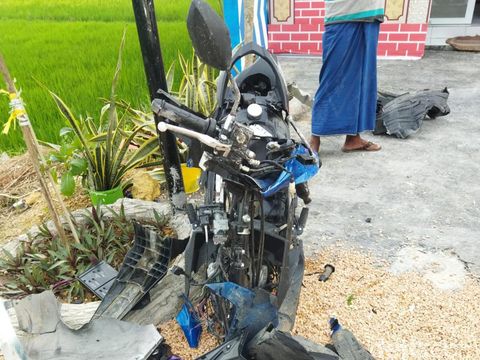Setelah adu banteng dengan sepeda motor Avanza terjun ke sawah di Sampang.