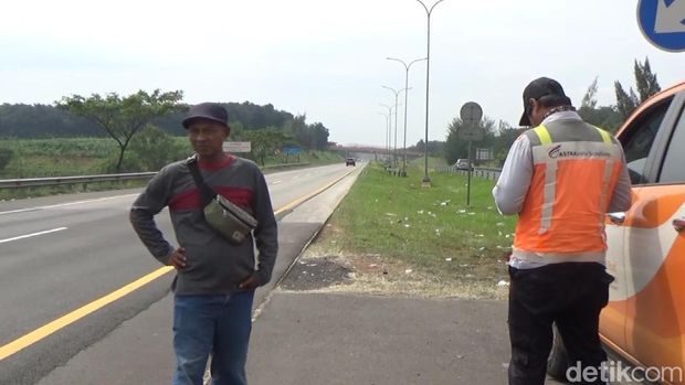Sigit (47) asal warga Lampung yang hendak mudik ke kampung halamnnya di Cilacap, tertinggal bus angkutan umum yang ia tumpangi untuk mudik.