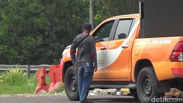 Sigit (47) asal warga Lampung yang hendak mudik ke kampung halamnnya di Cilacap, tertinggal bus angkutan umum yang ia tumpangi untuk mudik.