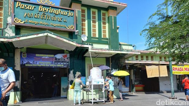 Suasana di kawasan Pasar Beringharjo, Jogja, Minggu (1/5/2022).