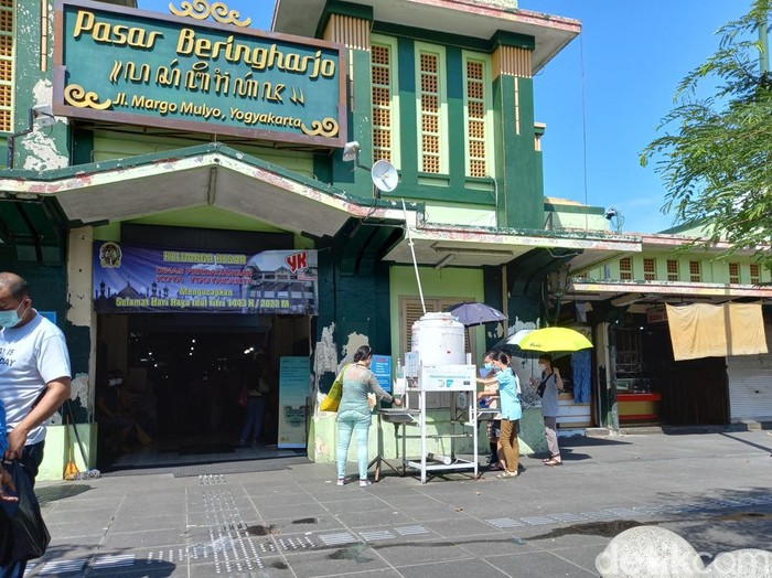 Suasana di kawasan Pasar Beringharjo, Jogja, Minggu (1/5/2022).