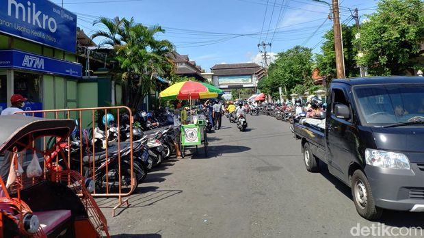 Suasana di kawasan Pasar Beringharjo, Jogja, Minggu (1/5/2022).