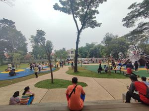 H-1 Lebaran, Tebet Eco Park Diserbu Warga