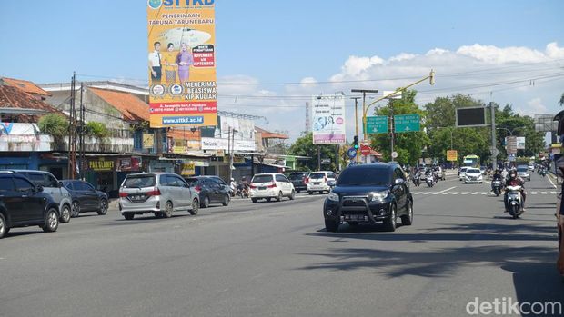 Suasana lalu lintas di simpang tiga Jalan Yogya-Solo, Prambanan, Sleman, DIY, Minggu (1/5/2022) siang.