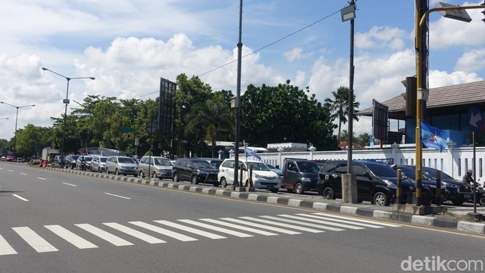 Suasana lalu lintas di simpang tiga Jalan Yogya-Solo, Prambanan, Sleman, DIY, Minggu (1/5/2022) siang.